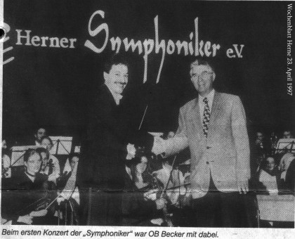 Oberb�rgermeister Wolfgang BEcker gratuliert Elmar Witt zur Gr�ndung der Herner Symphoniker ; Wochenblatt Erstes Konzert 1996 Foto