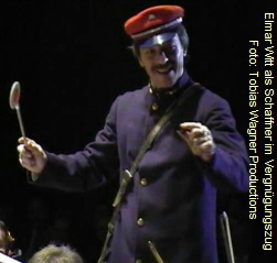 Elmar Witt als Schaffner im Vergn�gungszug; Foto: Tobias Wagner Productions